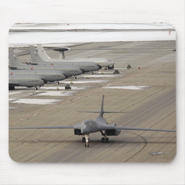 Tapis De Souris Un Lancer B-1B arrive à la base aérienne d'Eielson (Devant)