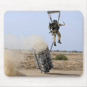 Tapis De Souris Un pararescueman descend dans la zone