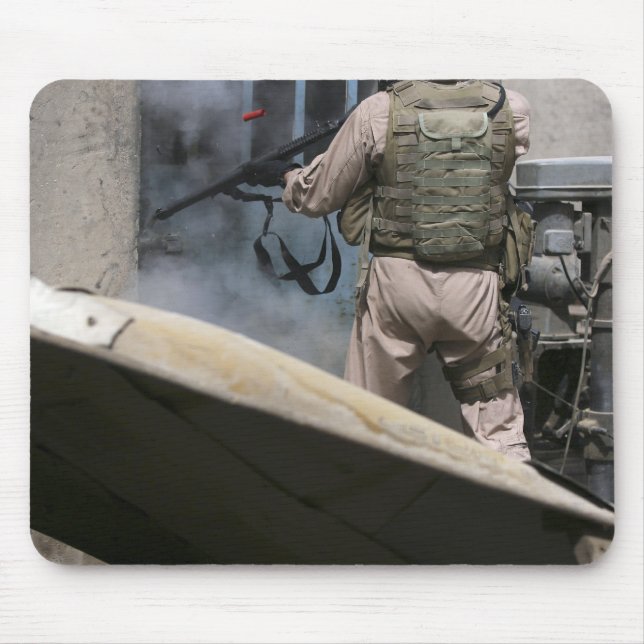 Tapis De Souris Un policier militaire utilise une balle de brèche (Devant)