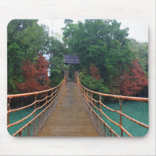 Tapis De Souris Un pont en bois dans un parc de culture folkloriqu