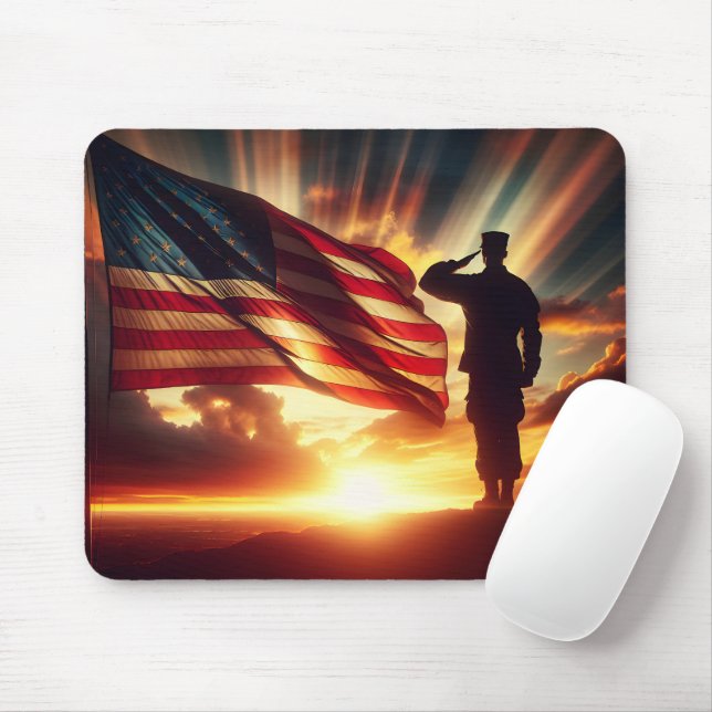 Tapis De Souris Un Soldat Américain Salue Le Drapeau (Avec souris)