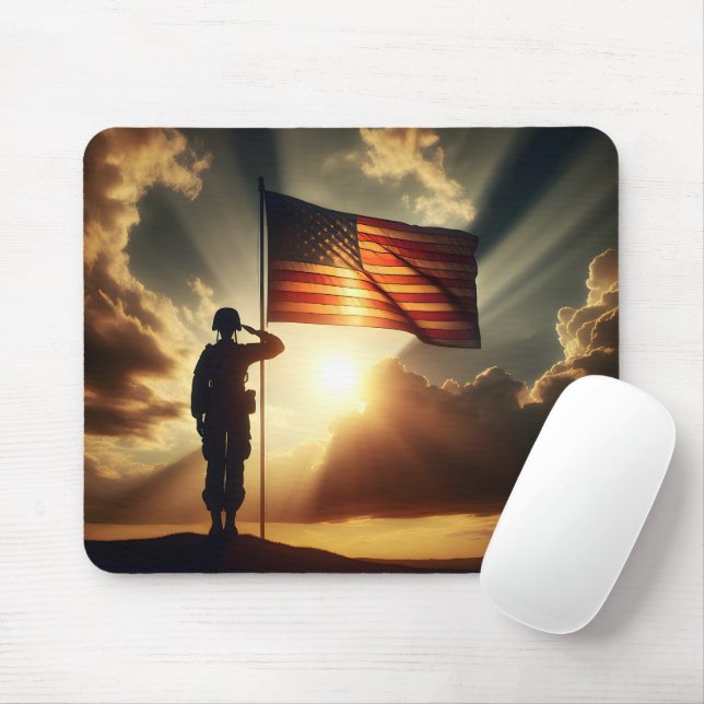 Tapis De Souris Un Soldat Américain Salue Le Drapeau (Avec souris)