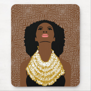 Tapis De Souris Une femme noire brune qui regarde Collier tribal