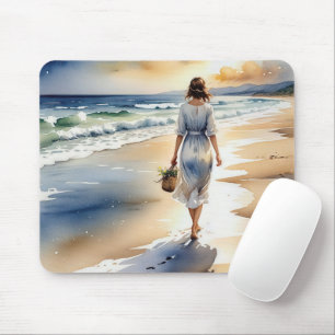 Tapis De Souris Une femme qui marche sur la plage avec un panier à