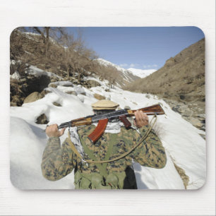 Tapis De Souris Une garde de Mujahadeen marche avec le membe de