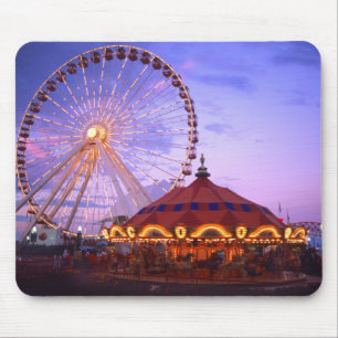 Tapis De Souris Une grande roue et un carrousel au Navy Pier à