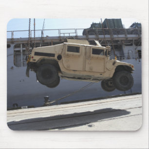 Tapis De Souris Une grue monte un M998 Humvee
