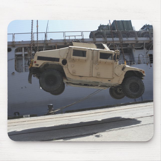Tapis De Souris Une grue monte un M998 Humvee (Devant)