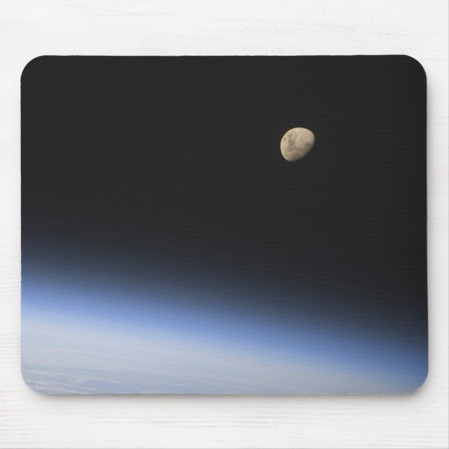 Tapis De Souris Une lune géante visible au-dessus de l'atmosphère  (Devant)