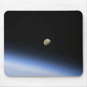 Tapis De Souris Une lune gibbbeuse évidente au-dessus de