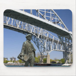 Tapis De Souris Une statue de Thomas Edison par l'artiste local