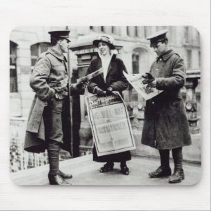 Tapis De Souris Une suffragette vendant des journaux à deux