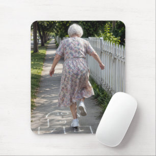 Tapis De Souris Vieille Dame Jouant au Marelle