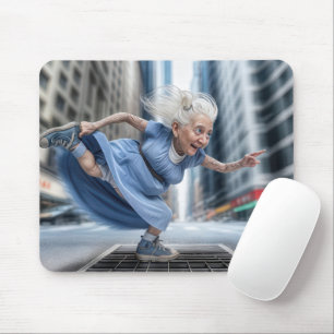 Tapis De Souris Vielle dame dans une rue ventée Vent