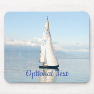 Tapis De Souris Voile sur une baie de mer calme comme miroir