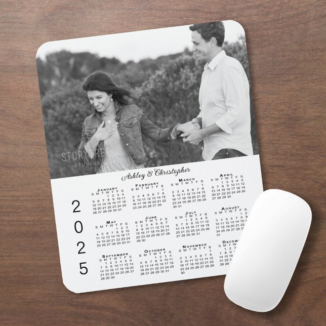 Tapis De Souris Vos noms de photos Calendrier personnalisé 2025 (Your Photo Names Personalized 2025 Calendar Mouse Pad in situ)