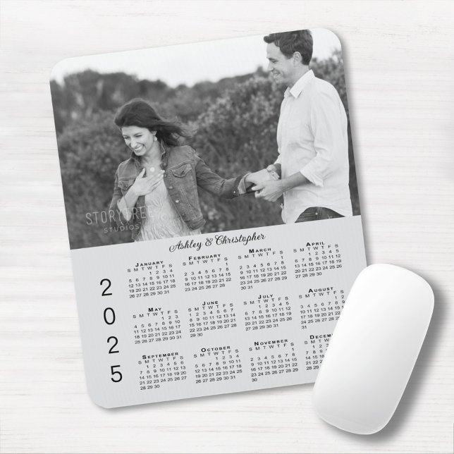 Tapis De Souris Vos noms de photos Calendrier personnalisé Grey 20 (Your Photo Names Personalized Gray 2025 Calendar Mouse Pad in situ)