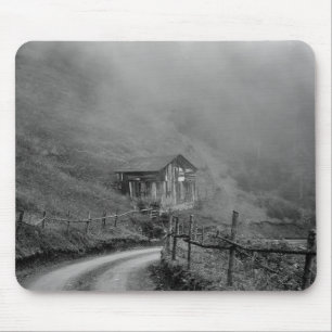 Tapis De Souris Wooden hut in nature/fog at mountain