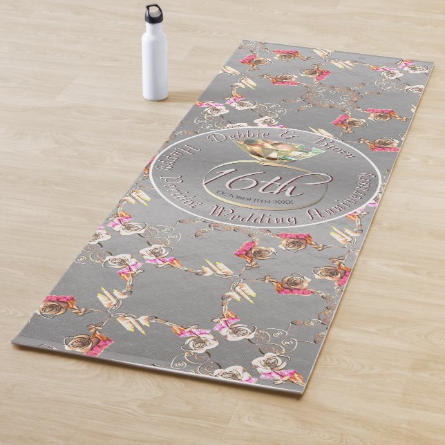 Tapis De Yoga 16e anniversaire de Mariage Cire, Statice, & Perid (En situation)