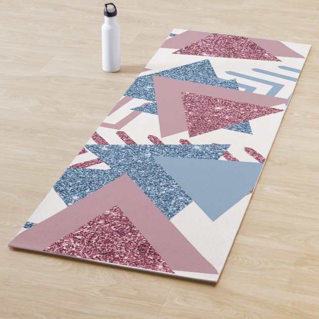 Tapis De Yoga 80s Abstrait lunaire | Dusty Mauve rose et bleu (En situation)