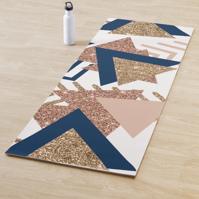 Tapis De Yoga 80s Abstrait tendance | Marine et Rose Motif d'or (En situation)