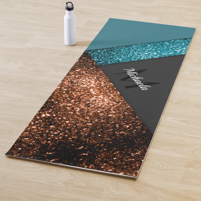 Tapis De Yoga Aqua bleu bronze éclatante couleur bloc Monogramme (En situation)
