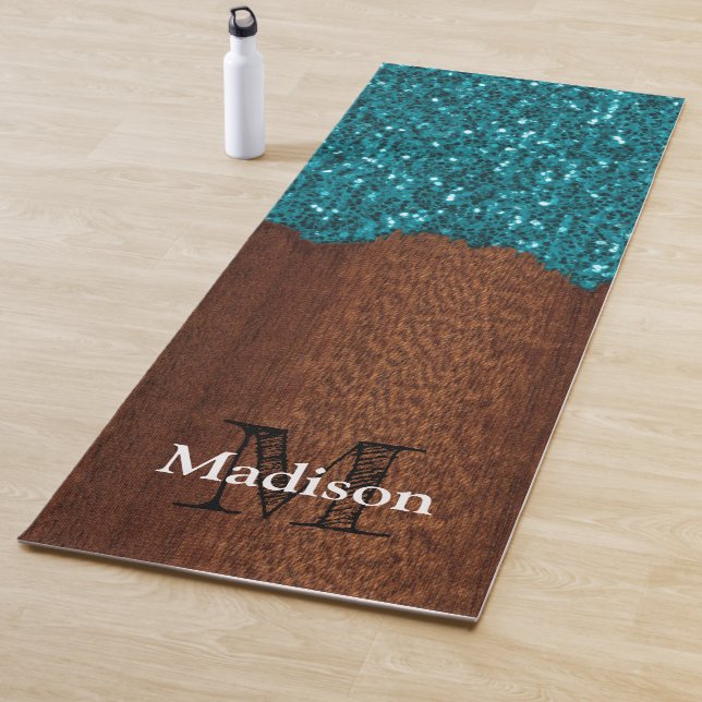 Tapis De Yoga Aqua bleu étincelle bois brun rustique Monogramme (En situation)