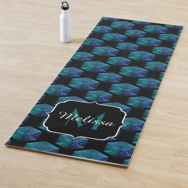 Tapis De Yoga Aqua bleu étincelle diamant Monogramme géométrique (En situation)