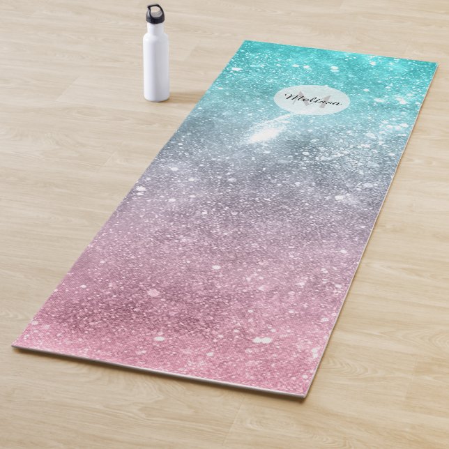 Tapis De Yoga Aqua bleu rose galaxie marine abstrait Monogramme (En situation)