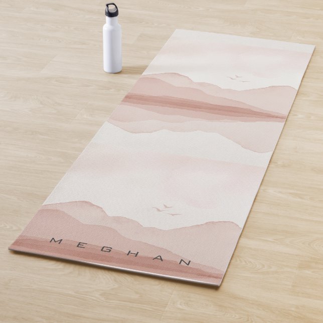Tapis De Yoga Aquarelle rose pâle Paysage Monogramme Yoga Mat (En situation)