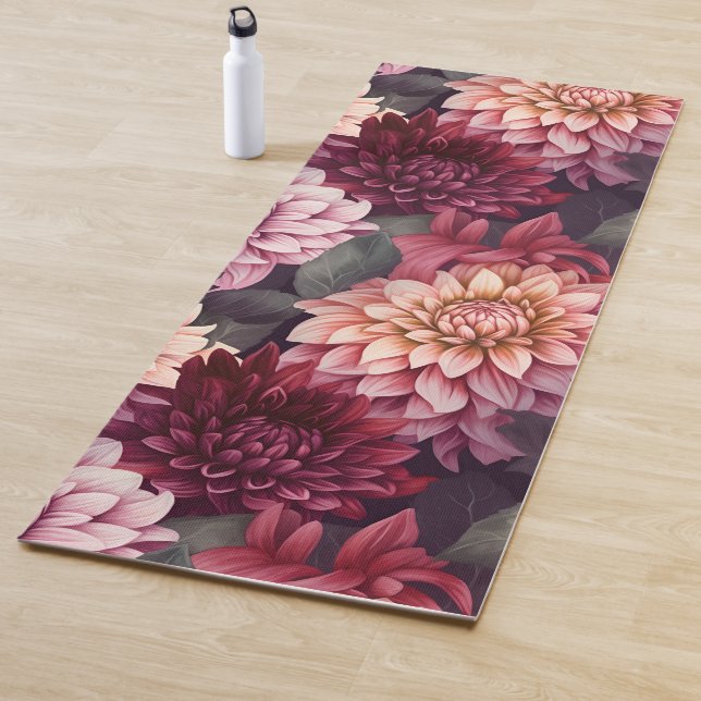 Tapis De Yoga Aquarelle Rouge rose Dahlia Motif Design (En situation)