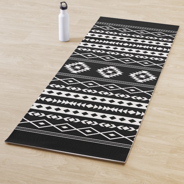Tapis De Yoga Aztec blanc sur le Motif de Motifs Mixtes Noirs (En situation)