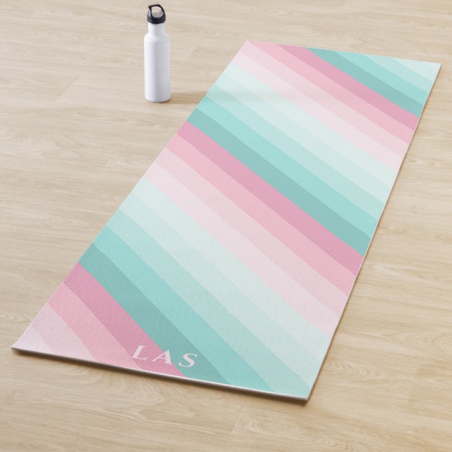 Tapis De Yoga Bande diagonale verte et rose pâle (En situation)