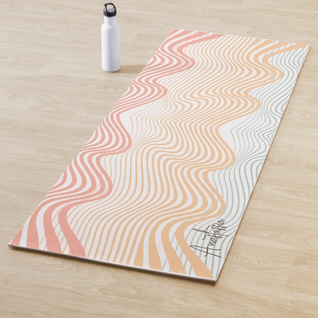 Tapis De Yoga Bandes de couleur ondulée avec votre NOM sport élé (En situation)