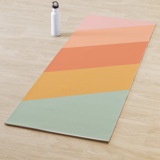 Tapis De Yoga Bandes Diagonales colorées Retro Candy Pastel (En situation)