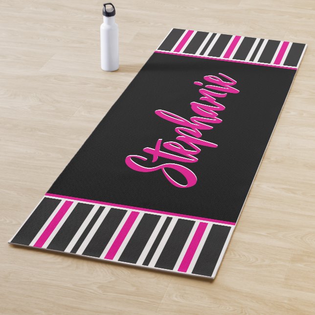 Tapis De Yoga Bandes personnalisées en noir, rose et blanc (En situation)