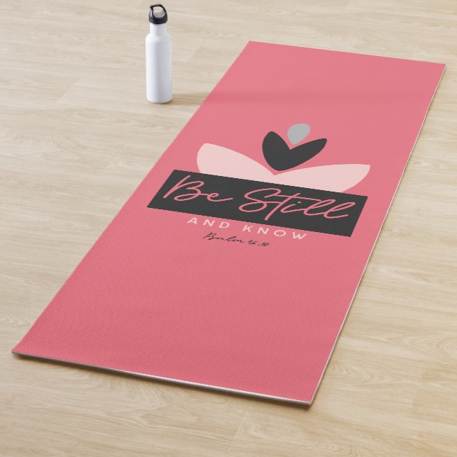 Tapis De Yoga Be Still & Know Christian Modern Psaume rose 46:10 (En situation)
