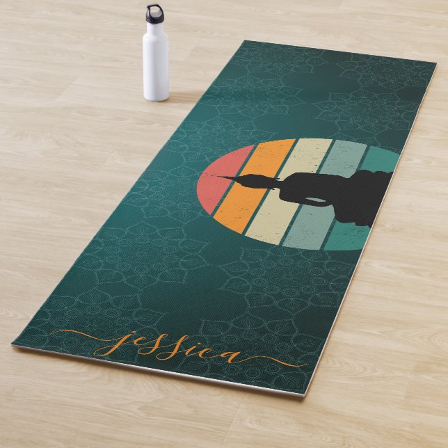 Tapis De Yoga Beautiful Green Retro Sunset Mandala Nom personnal (En situation)