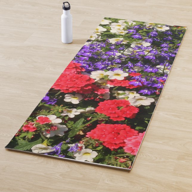 Tapis De Yoga Belles fleurs annuelles violettes, rouges et blanc (En situation)