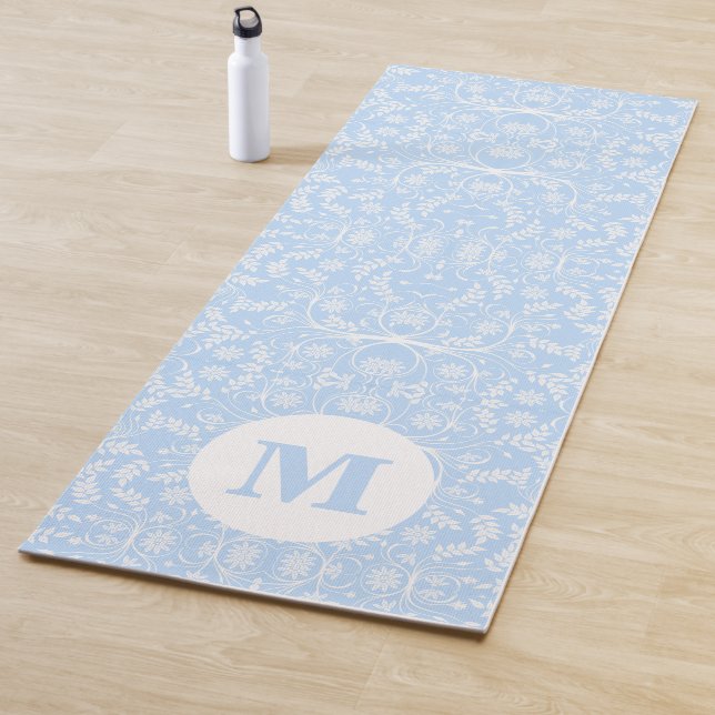 Tapis De Yoga Bleu doux et blanc avec Monogramme (En situation)