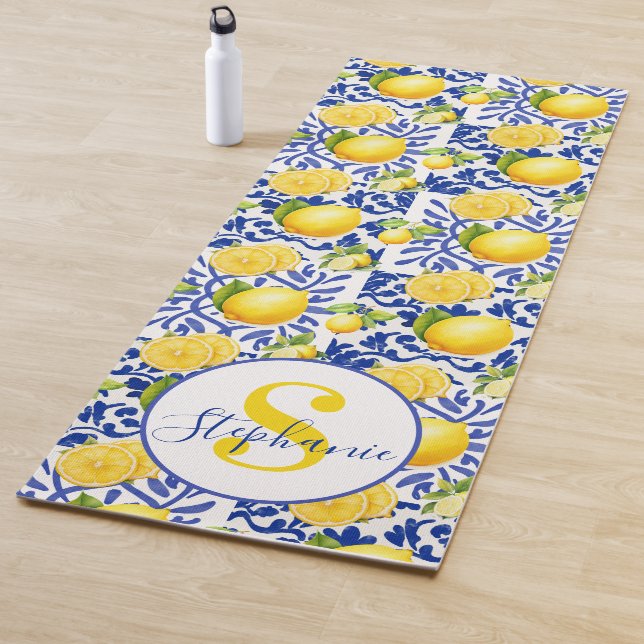 Tapis De Yoga Blue White Lemon Tile Pattern Name Monogram Citrus (En situation)
