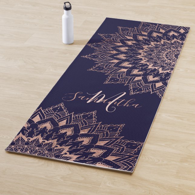Tapis De Yoga Boho bleu marine rose en or mandala monogramme (En situation)