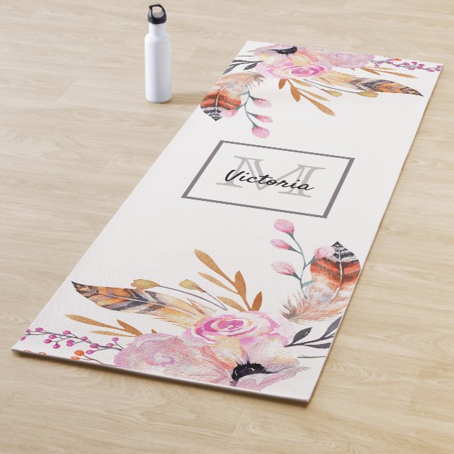 Tapis De Yoga Boho flores plumes blanc rose girly monogrammé (En situation)