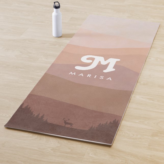 Tapis De Yoga Boho Monogram Mountains & Forest Pink (En situation)