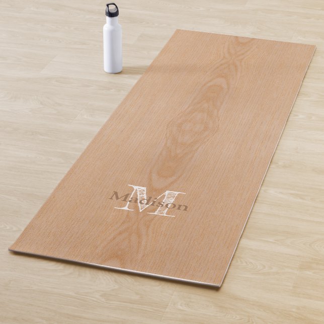 Tapis De Yoga Bois brun clair grain Monogramme personnalisé (En situation)