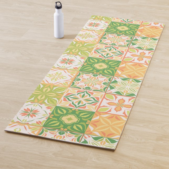Tapis De Yoga Carreaux ornés en vert et jaune (En situation)