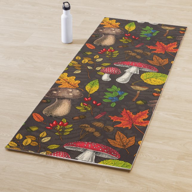 Tapis De Yoga Champignons d'automne, feuilles, noix et baies sur (En situation)