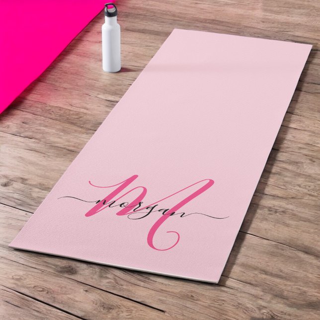 Tapis De Yoga Chaud rose moderne Script Girl Monogramme Nom (Créateur téléchargé)