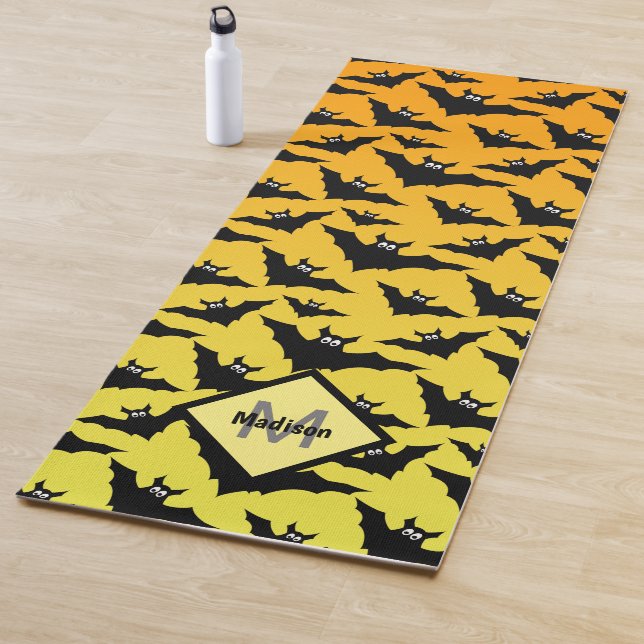 Tapis De Yoga Chauve-souris noire orange Halloween motif Monogra (En situation)
