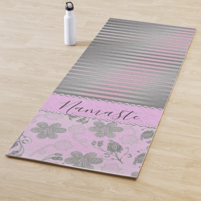 Tapis De Yoga Chic floral rayé personnalisé (En situation)